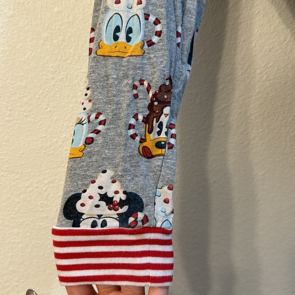DISNEY MICKEY AND FRIENDS CHRISTMAS PAJAMAS🎄 - Picture 2 of 11